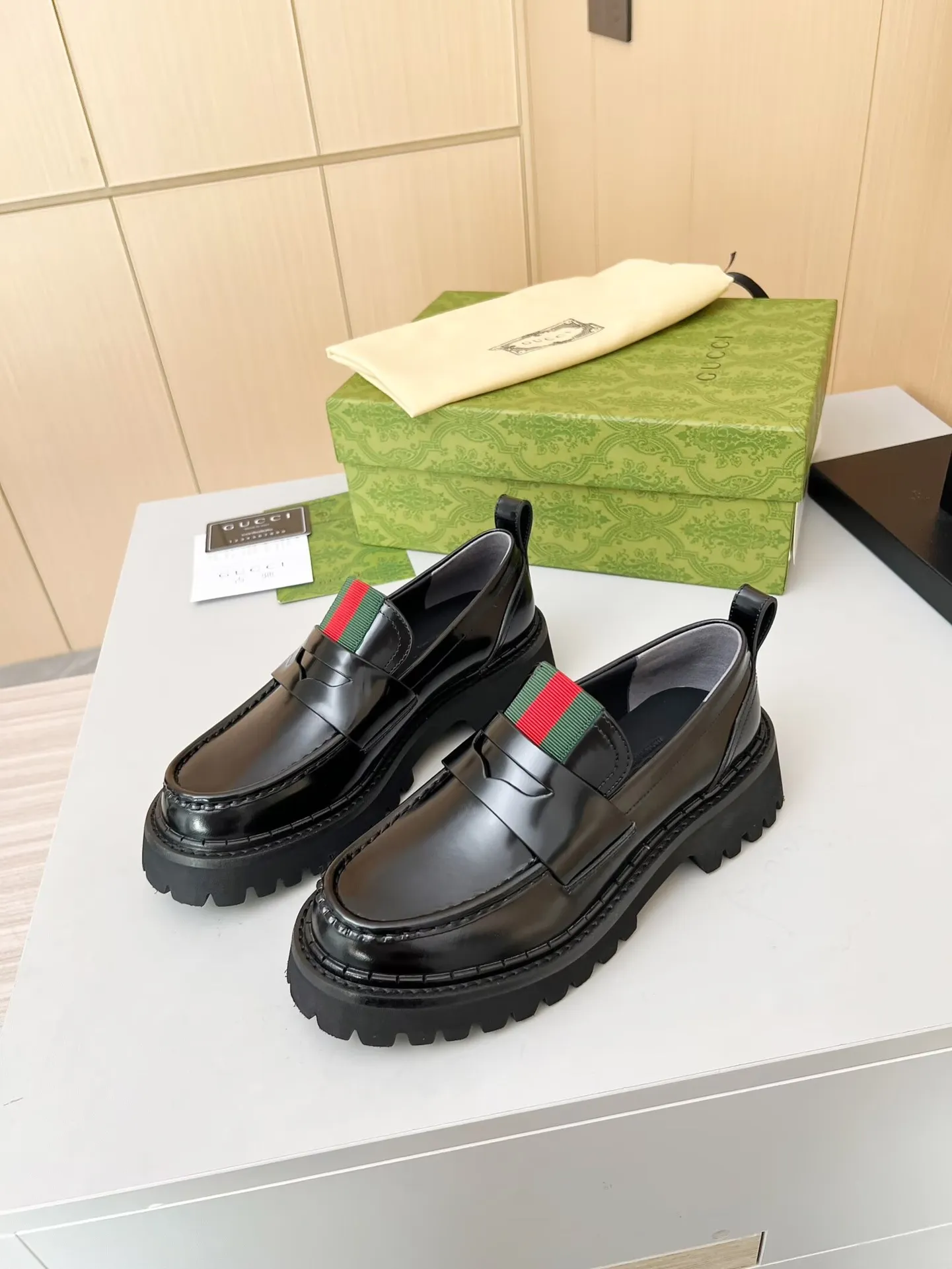 👟👟Ex-factory price 480👟👟 The latest Gucci GUCCI loafers at the counter. They are mainly matched with various styles of trendy clothes to highlight their fashion. ✅ A must-have recommended ➡️ Especially easy to put on and take off. Fabric: cowhide, open edge beads. Inner/foot pads: cow lining. Color: black. Size: 34-41 (34, 41 need to be customized). Heel height: 5cm. Outsole: Foam outsole material ✅ Equipped with cloth bag and card
